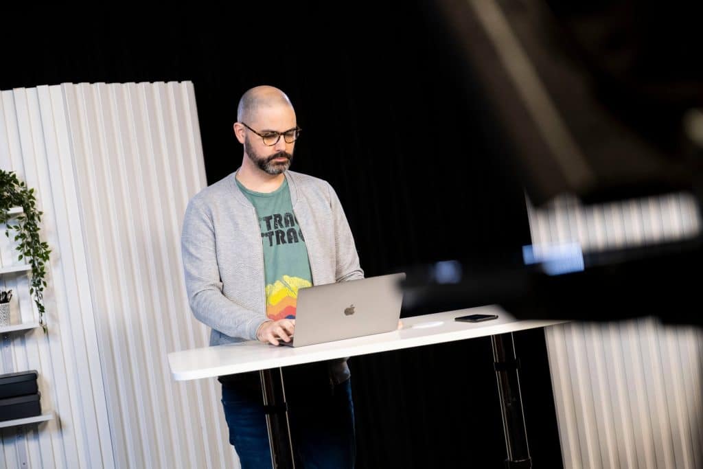 Fredrik Larsson arbetar.