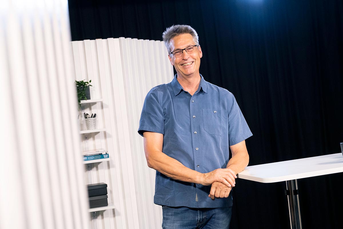 Michael Ostrelius i Moderskeppets studio.