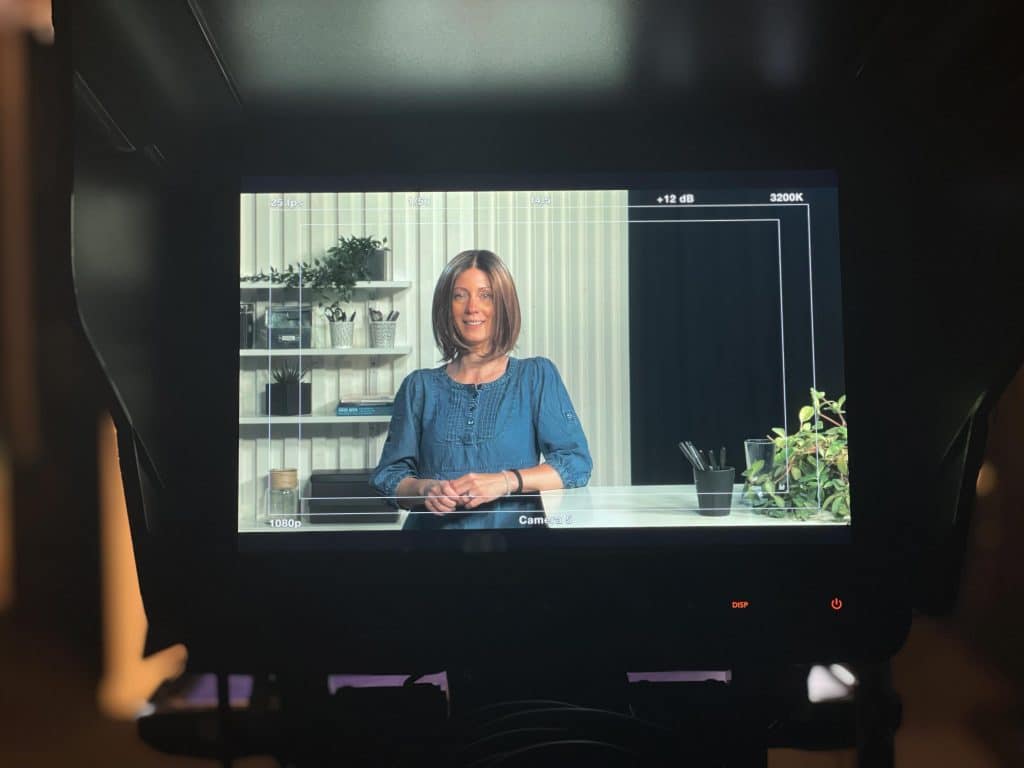 Therese Berggren i Moderskeppets studio, spelar in kurs.