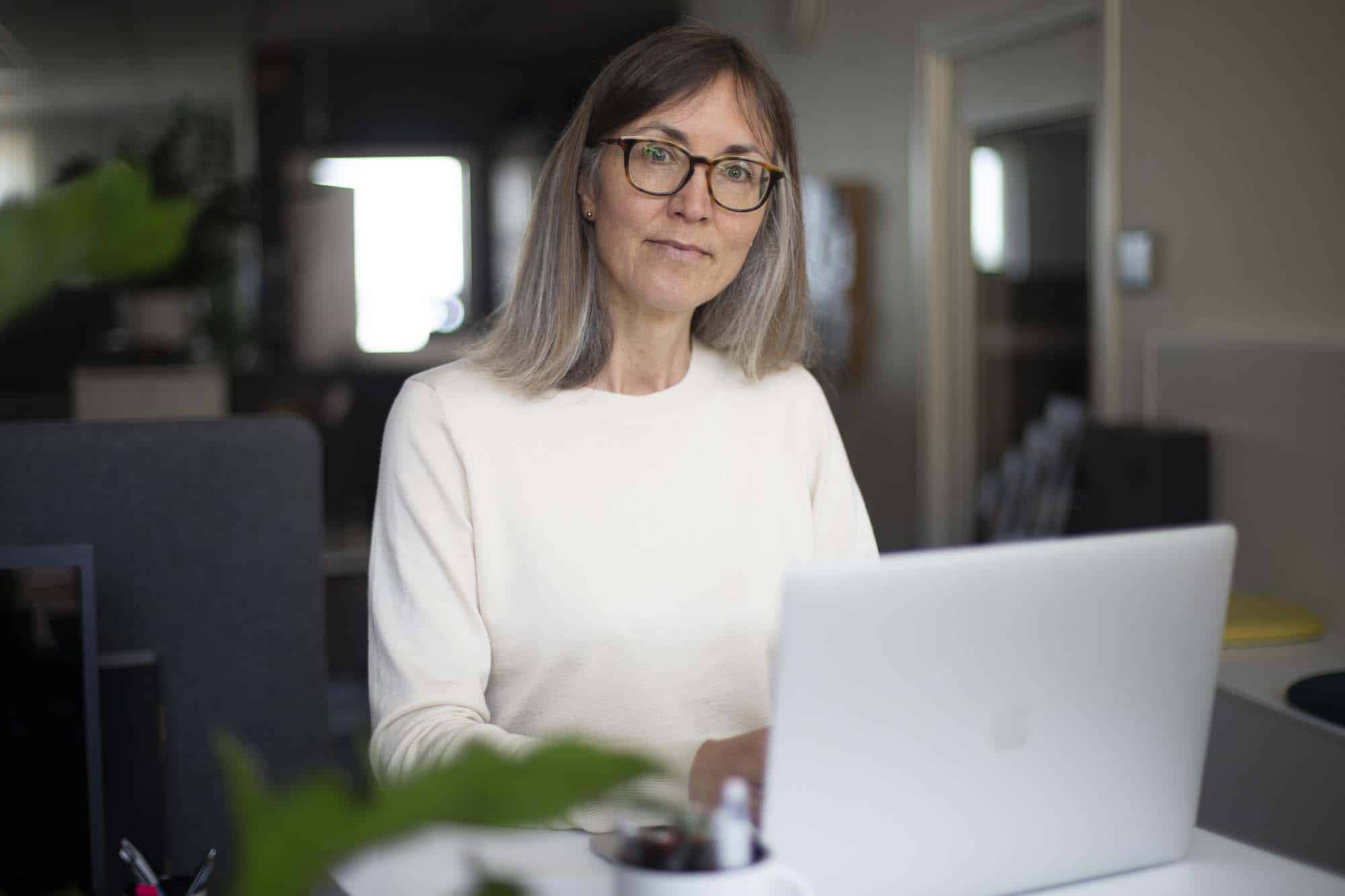 Cecilia Bjursell vid en dator