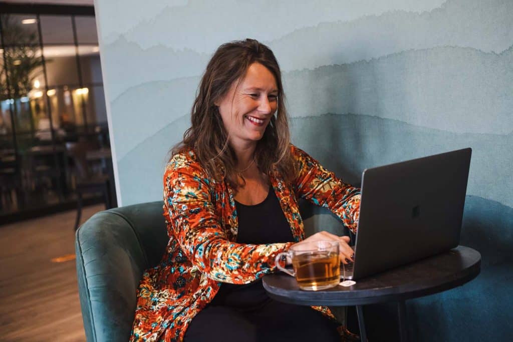 Jeanette Niemi sitter framför en laptop och skriver mejl