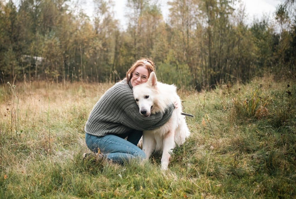 Johanna kramar en vit schäfer