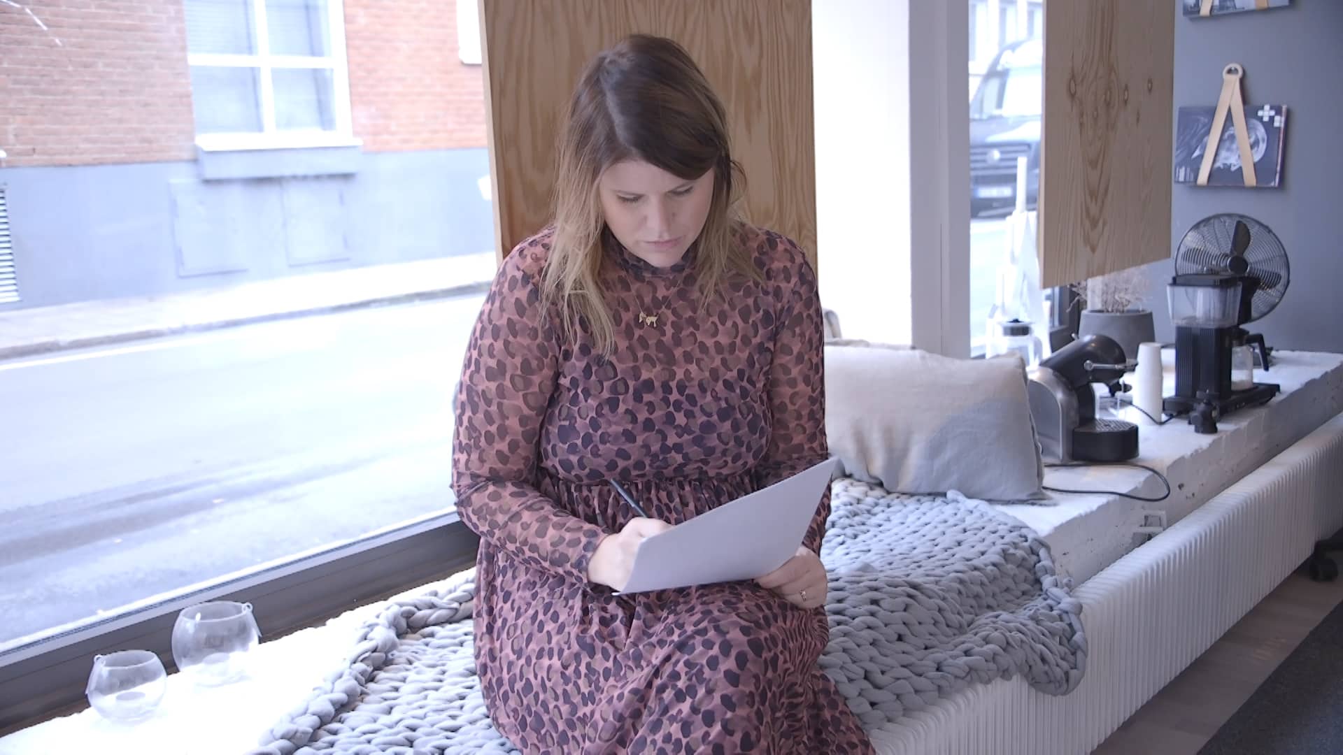 Maria Cohen korrläser på ett papper