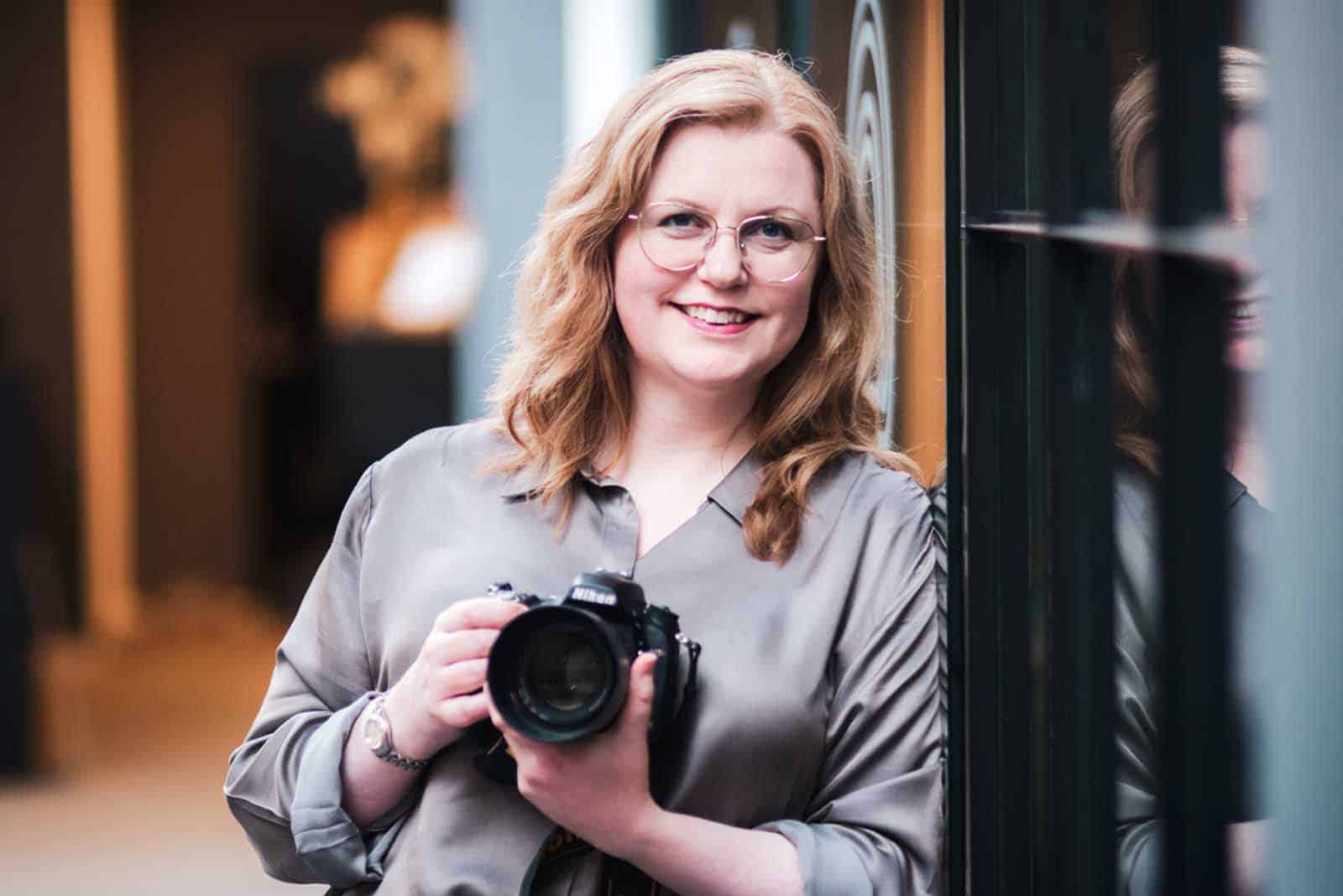 Linnea Heinerborg med en kamera