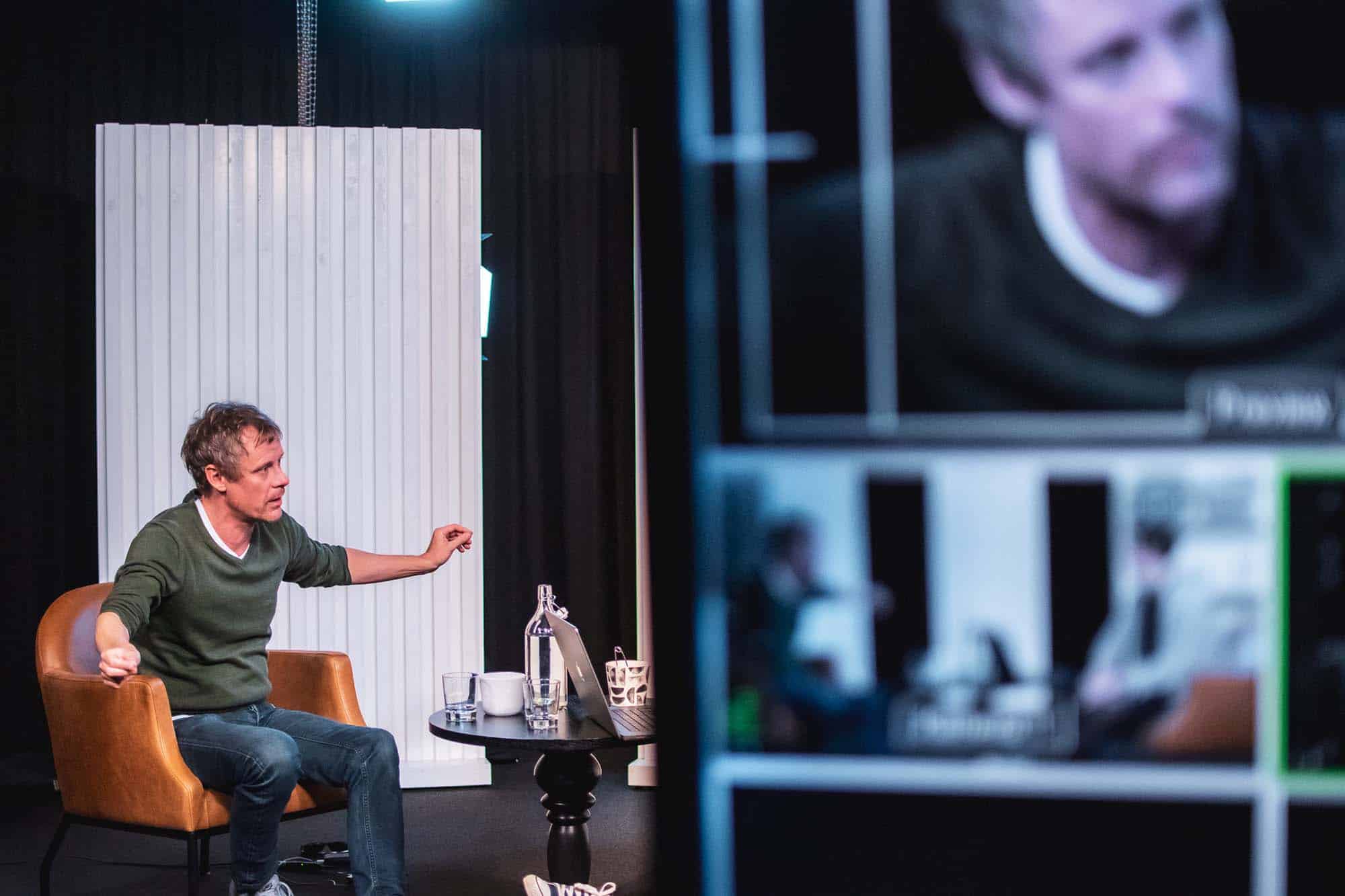 Robert Johansson i Moderskeppets studio