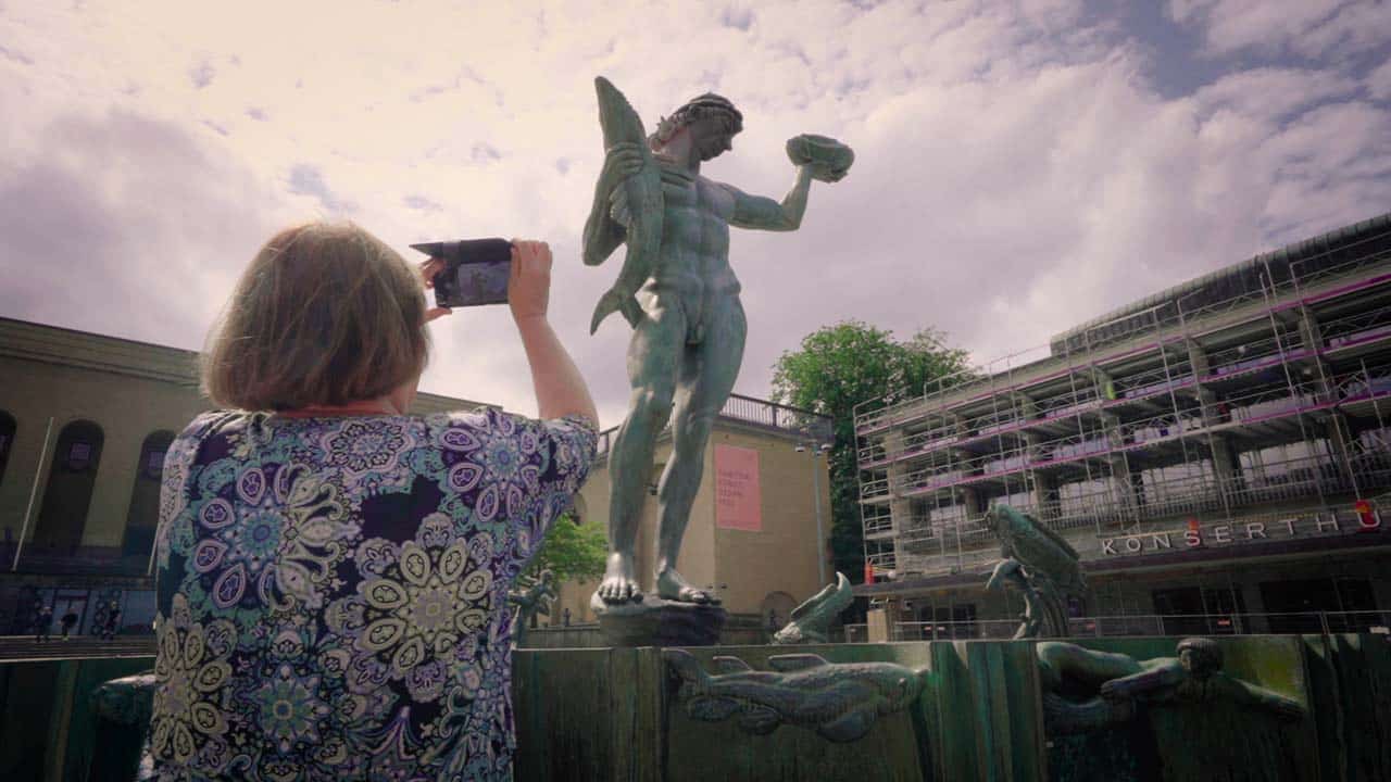Birgitta Bartholdson Carlsson fotar en staty.