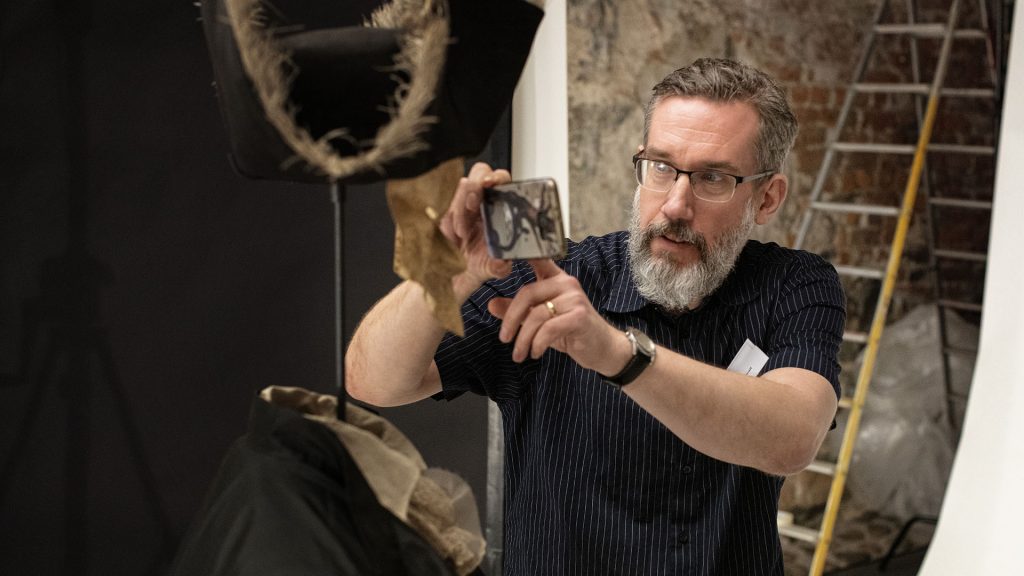 Jonas Lindwall filmar med sin telefon.
